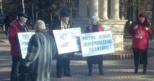 Пикет против повышеия тарифов ЖКХ. Черкесск, 5 декабря 2014 г. Фото Аси Капаевой для "Кавказского узла" Пикет против повышеия тарифов ЖКХ. Черкесск, 5 декабря 2014 г. Фото Аси Капаевой для "Кавказского узла"