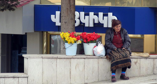 Женщина продает цветы, выращенные у себя на садовом участке. Нагорный Карабах, Степанакерт, апрель 2014. Фото Алвард Григорян для "Кавказского узла" Женщина продает цветы, выращенные у себя на садовом участке. Нагорный Карабах, Степанакерт, апрель 2014. Фото Алвард Григорян для "Кавказского узла"