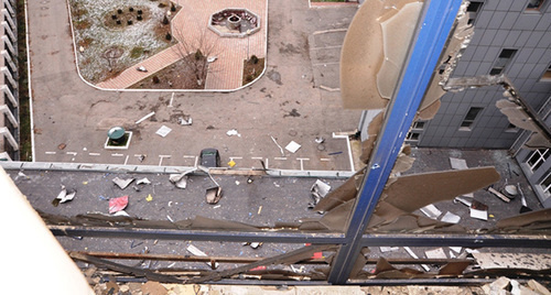 Вид из окна Дома печати в Грозном после штурма. Фото: http://nac.gov.ru/files/8404.jpg