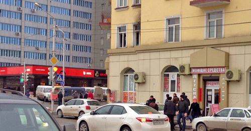 Возгорание в квартире, где расположен офис Сводной мобильной группы (СМГ). Грозный, 15 декабря 2014 г. Фото Ахмеда Альдебирова для "Кавказского узла" Возгорание в квартире, где расположен офис Сводной мобильной группы (СМГ). Грозный, 15 декабря 2014 г. Фото Ахмеда Альдебирова для "Кавказского узла"