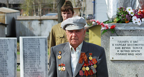 Ветеран Великой Отечественной войны 1941-1945гг., возле Вечного Огня. Фото: Логиновский Денис, https://ru.wikipedia.org/wiki/%C2%E5%F2%E5%F0%E0%ED%FB_%C2%E5%EB%E8%EA%EE%E9_%CE%F2%E5%F7%E5%F1%F2%E2%E5%ED%ED%EE%E9_%E2%EE%E9%ED%FB Ветеран Великой Отечественной войны 1941-1945гг., возле Вечного Огня. Фото: Логиновский Денис, https://ru.wikipedia.org/wiki/%C2%E5%F2%E5%F0%E0%ED%FB_%C2%E5%EB%E8%EA%EE%E9_%CE%F2%E5%F7%E5%F1%F2%E2%E5%ED%ED%EE%E9_%E2%EE%E9%ED%FB
