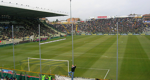 Стадион Эннио Тардини, Парма, Италия. Фото: Wetto, https://upload.wikimedia.org/wikipedia/commons/thumb/d/db/Stadio_Ennio_Tardini.jpg/1280px-Stadio_Ennio_Tardini.jpg Стадион Эннио Тардини, Парма, Италия. Фото: Wetto, https://upload.wikimedia.org/wikipedia/commons/thumb/d/db/Stadio_Ennio_Tardini.jpg/1280px-Stadio_Ennio_Tardini.jpg