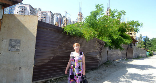 Нина Дубовая рядом с земельным участком на улице Полтавская, 32. Сочи, май 2014 г. Фото Светланы Кравченко для «Кавказского узла» Нина Дубовая рядом с земельным участком на улице Полтавская, 32. Сочи, май 2014 г. Фото Светланы Кравченко для «Кавказского узла»