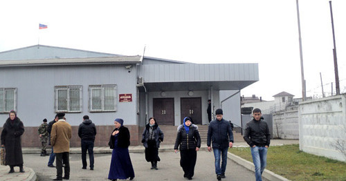 Возле здания суда после оглашения приговора. Нальчик, 23 декабря 2014 г. Фото корреспондента "Кавказского узла"