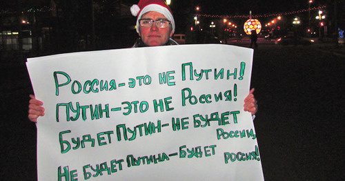 Анархист Борис Стихин - инициатор проведения пикетов в защиту братьев Навальных. Волгоград, 30 декабря 2014 г. Фото Вячеслава Ященко для "Кавказского узла" Анархист Борис Стихин - инициатор проведения пикетов в защиту братьев Навальных. Волгоград, 30 декабря 2014 г. Фото Вячеслава Ященко для "Кавказского узла"