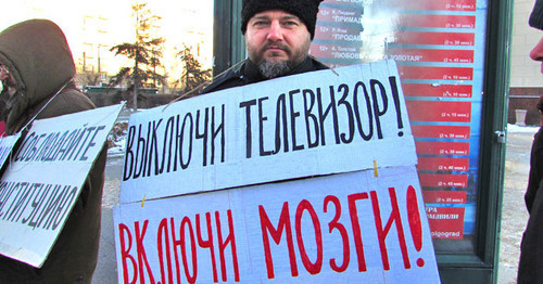 Анатолий Болтыхов требует освободить политических заключенных во время пикета в защиту 31-й статьи Конституции России. Волгоград, 31 декабря 2014 г. Фото Вячеслава Ященко для "Кавказского узла" Анатолий Болтыхов требует освободить политических заключенных во время пикета в защиту 31-й статьи Конституции России. Волгоград, 31 декабря 2014 г. Фото Вячеслава Ященко для "Кавказского узла"