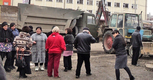 Снос стихийного рынка в районе гостиницы «Колос». Нальчик, 5 января 2015 г. Фото Людмилы Маратовой для "Кавказского узла" Снос стихийного рынка в районе гостиницы «Колос». Нальчик, 5 января 2015 г. Фото Людмилы Маратовой для "Кавказского узла"