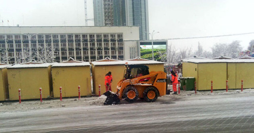 Дорожная техника убирает снег на улицах Краснодара. 7 января 2015 г. Фото Натальи Дорохиной для "Кавказского узла"