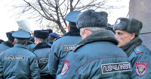 Сотрудники правоохранительных органов во время акции протеста. Ереван, 15 января 2015 г. Фото Армине Мартиросян для "Кавказского узла" Сотрудники правоохранительных органов во время акции протеста. Ереван, 15 января 2015 г. Фото Армине Мартиросян для "Кавказского узла"