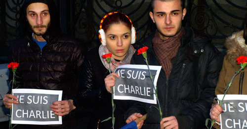 Участники акции памяти жертв теракта в Париже держат таблички с надписью "Я - Шарли". Тбилиси, 8 января 2015 г. Фото Беслана Кмузова для "Кавказского узла"