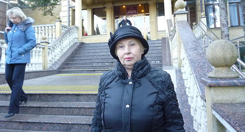 Нина Дубовая у здания суда, куда она ходит уже 3 года вместе с другими людьми, чтобы исправить «кадастровую ошибку» бывшего руководителя сочинского отдела кадастровой палаты Елены Ковальской. Фото Светланы Кравченко для "Кавказского узла" Нина Дубовая у здания суда, куда она ходит уже 3 года вместе с другими людьми, чтобы исправить «кадастровую ошибку» бывшего руководителя сочинского отдела кадастровой палаты Елены Ковальской. Фото Светланы Кравченко для "Кавказского узла"