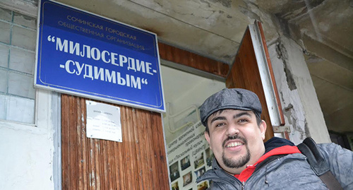 Михаил Абрамян у входа в OO «Милосердие судимым». Фото Светланы Кравченко для "Кавказского узла" Михаил Абрамян у входа в OO «Милосердие судимым». Фото Светланы Кравченко для "Кавказского узла"