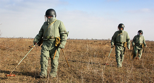Разминирование местности военнослужащими. Фото: http://мультимедиа.минобороны.рф/multimedia/photo/gallery.htm?id=19268@cmsPhotoGallery Разминирование местности военнослужащими. Фото: http://мультимедиа.минобороны.рф/multimedia/photo/gallery.htm?id=19268@cmsPhotoGallery