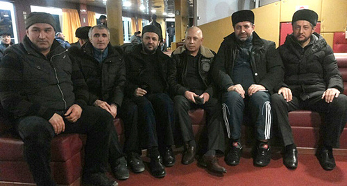 Участники автопробега Махачкала – Симферополь. Фото: http://www.riadagestan.ru/news/society/avtoprobeg_dagestan_krym_finishiroval_v_gorode_simferopole/ Участники автопробега Махачкала – Симферополь. Фото: http://www.riadagestan.ru/news/society/avtoprobeg_dagestan_krym_finishiroval_v_gorode_simferopole/