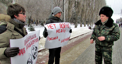 Пикет против войны на Украине. Волгоград, 31 января 2015 г. Фото Вячеслава Ященко для "Кавказского узла" Пикет против войны на Украине. Волгоград, 31 января 2015 г. Фото Вячеслава Ященко для "Кавказского узла"