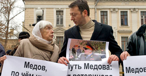 Магомед Хазбиев во время пикета в Москве. Слева - Людмила Алексеева. Фото: RFE/RL Магомед Хазбиев во время пикета в Москве. Слева - Людмила Алексеева. Фото: RFE/RL