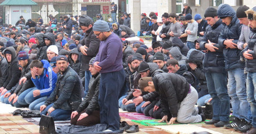 Верующие возле центральной Джума-мечети Дагестана. Махачкала. Фото Тимура Исаева для "Кавказского узла"