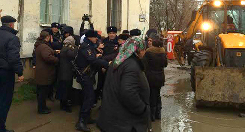 Полиция оттесняет протестующих жильцов от места строительства многоэтажки. Фото Тимура Исаева для "Кавказского узла"
Полиция оттесняет протестующих жильцов от места строительства многоэтажки. Фото Тимура Исаева для "Кавказского узла"