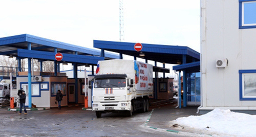 Автомобиль из состава автоколонна МЧС России с гуманитарной помощью Донбассу. Фото: http://www.mchs.gov.ru/dop/info/smi/news/item/3485786/ Автомобиль из состава автоколонна МЧС России с гуманитарной помощью Донбассу. Фото: http://www.mchs.gov.ru/dop/info/smi/news/item/3485786/
