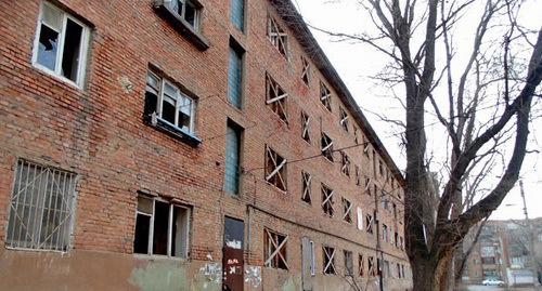 Признанный аварийным дом на Пороховой улице. Астрахань, февраль 2014 г. Фото Елены Гребенюк для "Кавказского узла". Признанный аварийным дом на Пороховой улице. Астрахань, февраль 2014 г. Фото Елены Гребенюк для "Кавказского узла".