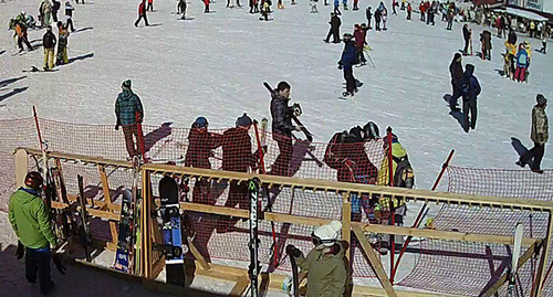 Поляна Азау 8 марта сразу после происшествия. Фото: кадр с камеры видеонаблюдения Поляна Азау 8 марта сразу после происшествия. Фото: кадр с камеры видеонаблюдения