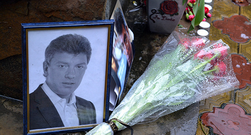 Цветы и фотография Бориса Немцова на памятнике жертвам политических репрессий. Сочи, 1 марта 2015 г. Фото Светланы Кравченко для "Кавказского узла" Цветы и фотография Бориса Немцова на памятнике жертвам политических репрессий. Сочи, 1 марта 2015 г. Фото Светланы Кравченко для "Кавказского узла"