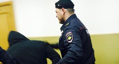 Сотрудник полиции конвоирует подозреваемого по делу Б.Немцова. Басманный суд г. Москвы, 6 апреля 2015 года. Сотрудник полиции конвоирует подозреваемого по делу Б.Немцова. Басманный суд г. Москвы, 6 апреля 2015 года.