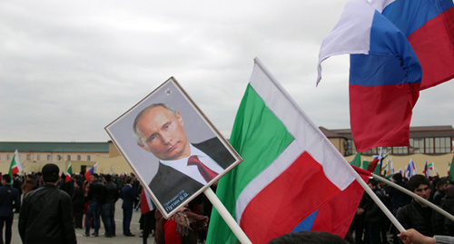 Портрет Владимира Путина и флаги Чечни и России. Грозный, март 2015 г. Фото Ахмеда Альдебирова для "Кавказского узла" Портрет Владимира Путина и флаги Чечни и России. Грозный, март 2015 г. Фото Ахмеда Альдебирова для "Кавказского узла"