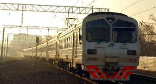 Пригородная электричка. Фото: http://kavkaztimes.ru/06/02/2015/derbent-mahachkalu-i-hasavyurt-vnov-svyazhut-elektrichki/ Пригородная электричка. Фото: http://kavkaztimes.ru/06/02/2015/derbent-mahachkalu-i-hasavyurt-vnov-svyazhut-elektrichki/