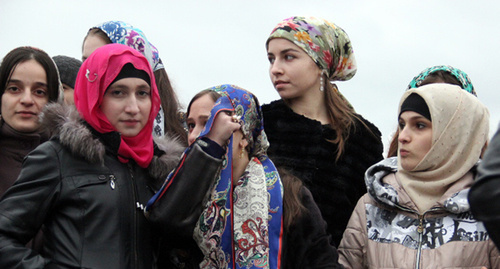 Девушки на демонстрации в Грозном. 18 марта 2015 года. Фото Ахмеда Альдебирова для "Кавказского узла"