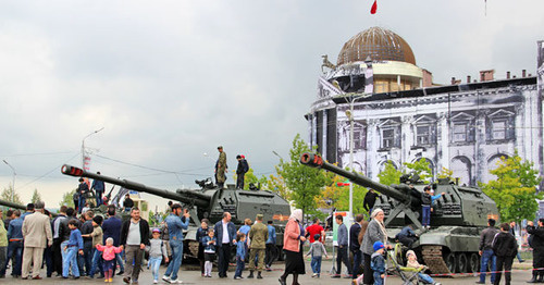 Военная техника в центре Грозного 9 мая 2015 г. Фото Магомеда Магомедова для "Кавказского узла" Военная техника в центре Грозного 9 мая 2015 г. Фото Магомеда Магомедова для "Кавказского узла"