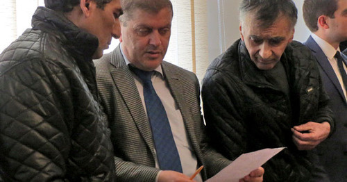 Переводчик на суде Сейран Карапетян (в середине) переводит Шахбазу Гулиеву и Дильхаму Аскерову (слева) приговор Верховного суда нагорного Карабаха. Степанакерт. 27 мая 2015 г. Фото Алвард Григорян для "Кавказского узла" Переводчик на суде Сейран Карапетян (в середине) переводит Шахбазу Гулиеву и Дильхаму Аскерову (слева) приговор Верховного суда нагорного Карабаха. Степанакерт. 27 мая 2015 г. Фото Алвард Григорян для "Кавказского узла"