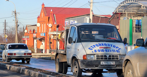 "Газель" на улице в пригороде Владикавказа. Фото Магомеда Магомедова для "Кавказского узла" "Газель" на улице в пригороде Владикавказа. Фото Магомеда Магомедова для "Кавказского узла"