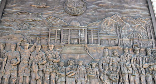 "Республика Ингушетия" композиция в мемориальном комплексе в Назрани. Фото Ахмеда Альдебирова для "Кавказского узла" "Республика Ингушетия" композиция в мемориальном комплексе в Назрани. Фото Ахмеда Альдебирова для "Кавказского узла"
