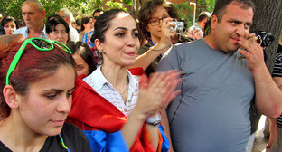 Участники акции протеста против подорожания электроэнергии. Ереван, 24 июня 2015 г. Фото Тиграна Петросяна для "Кавказского узла"