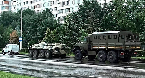 Спецтехника на улице города. Фото: http://nac.gov.ru/nakmessage/2015/07/02/v-khode-kto-v-nalchike-neitralizovany-dvoe-banditov.html Спецтехника на улице города. Фото: http://nac.gov.ru/nakmessage/2015/07/02/v-khode-kto-v-nalchike-neitralizovany-dvoe-banditov.html