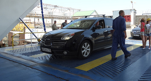 Погрузка автомобиля на паром. Керченская переправа. Фото Нины Тумановой для "Кавказского узла" Погрузка автомобиля на паром. Керченская переправа. Фото Нины Тумановой для "Кавказского узла"