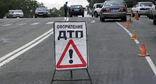 Оформление ДТП на трассе. Фото: http://skfo.ru/news/2012/10/12/V_dorojnoy_avarii_vChechne_1chelovek_pogib_i_3gospitalizirovany/ Оформление ДТП на трассе. Фото: http://skfo.ru/news/2012/10/12/V_dorojnoy_avarii_vChechne_1chelovek_pogib_i_3gospitalizirovany/