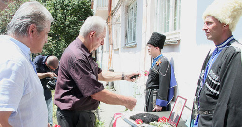 Перед началом церемонии открытия мемориальной доски на доме, где проживал атаман Владимир Костионов. Владикавказ, 15 июля 2015 г. Фото Дмитрия Тамерланова для "Кавказского узла" Перед началом церемонии открытия мемориальной доски на доме, где проживал атаман Владимир Костионов. Владикавказ, 15 июля 2015 г. Фото Дмитрия Тамерланова для "Кавказского узла"