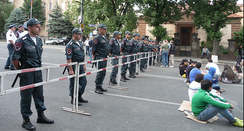 Полицейские на проспекте Баграмяна во время акции протеста против подорожания электроэнергии. Ереван, 29 июня 2015 г. Фото Армине Мартиросян для "Кавказского узла" Полицейские на проспекте Баграмяна во время акции протеста против подорожания электроэнергии. Ереван, 29 июня 2015 г. Фото Армине Мартиросян для "Кавказского узла"