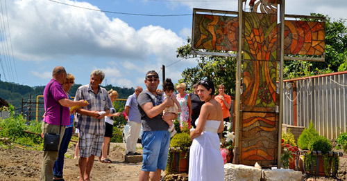 Сочинцы которые пришли на открытие памятника. Сочи, июль 2015 г. Фото Светланы Кравченко для "Кавказского узла"