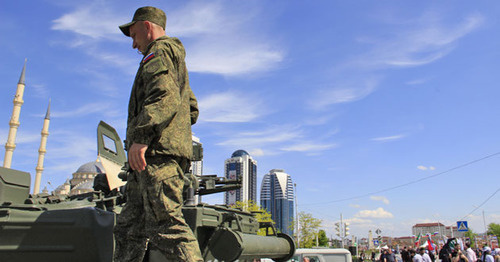 Военнослужащий на танке в центре Грозного. 8 мая 2015 г. Фото Магомеда Магомедова для "Кавказского узла" Военнослужащий на танке в центре Грозного. 8 мая 2015 г. Фото Магомеда Магомедова для "Кавказского узла"