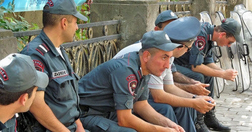 Сотрудники полиции во время акции протеста против подорожания электроэнергии. Ереван, 24 июня 2015 г. Фото Тиграна Петросяна для "Кавказского узла" Сотрудники полиции во время акции протеста против подорожания электроэнергии. Ереван, 24 июня 2015 г. Фото Тиграна Петросяна для "Кавказского узла"