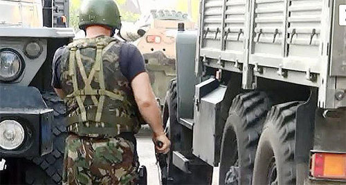 Представитель силовых структур на спецоперации. Фото: http://nac.gov.ru/nakmessage/2015/06/27/v-ingushetii-neitralizovany-dvoe-uchastnikov-mezhdunarodnoi-terroristicheskoi-.html Представитель силовых структур на спецоперации. Фото: http://nac.gov.ru/nakmessage/2015/06/27/v-ingushetii-neitralizovany-dvoe-uchastnikov-mezhdunarodnoi-terroristicheskoi-.html