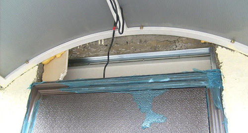 Входная дверь в новый дом. Фото Людмилы Маратовой для "Кавказского узла" Входная дверь в новый дом. Фото Людмилы Маратовой для "Кавказского узла"