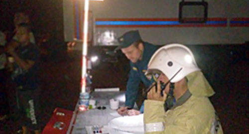 Сотрудники МЧС и пострадавшие в штабе ликвидации пожара. Фото http://34.mchs.gov.ru/operationalpage/operational/item/3064880/ Сотрудники МЧС и пострадавшие в штабе ликвидации пожара. Фото http://34.mchs.gov.ru/operationalpage/operational/item/3064880/