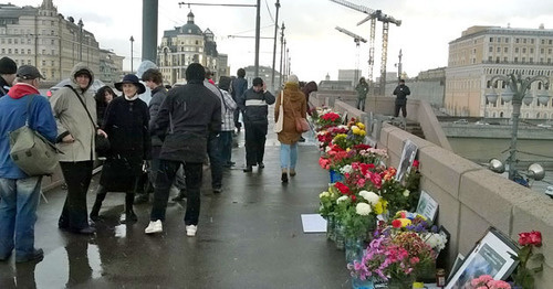 Цветы на месте убийства Бориса Немцова. Москва, 9 октября 2015 г. Фото Вячеслава Ферапошкина для "Кавказского узла"