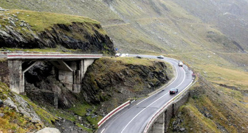 Дорога в горах. Фото: http://osinform.org/24297-severnyj-kavkaz-i-abxaziyu-soedinit-tunnel.html