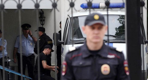 Сотрудники полиции. Фото: http://www.sknews.ru/rubriki/law/70047-policejskim-vinovnym-v-smerti-ckajeva-predjavili-obvinenija.html Сотрудники полиции. Фото: http://www.sknews.ru/rubriki/law/70047-policejskim-vinovnym-v-smerti-ckajeva-predjavili-obvinenija.html
