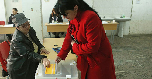На избирательном участке во время референдума. 6 декабря 2015 г. Фото www.panarmenian.net/
На избирательном участке во время референдума. 6 декабря 2015 г. Фото www.panarmenian.net/